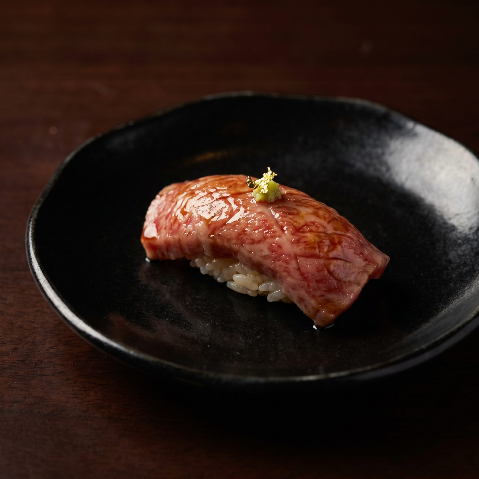 Nigiri de Wagyu A5 con hoja de oro · Morishita